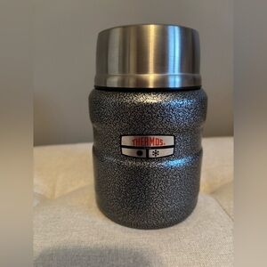 NEW Thermos Insulated food container w/spoon